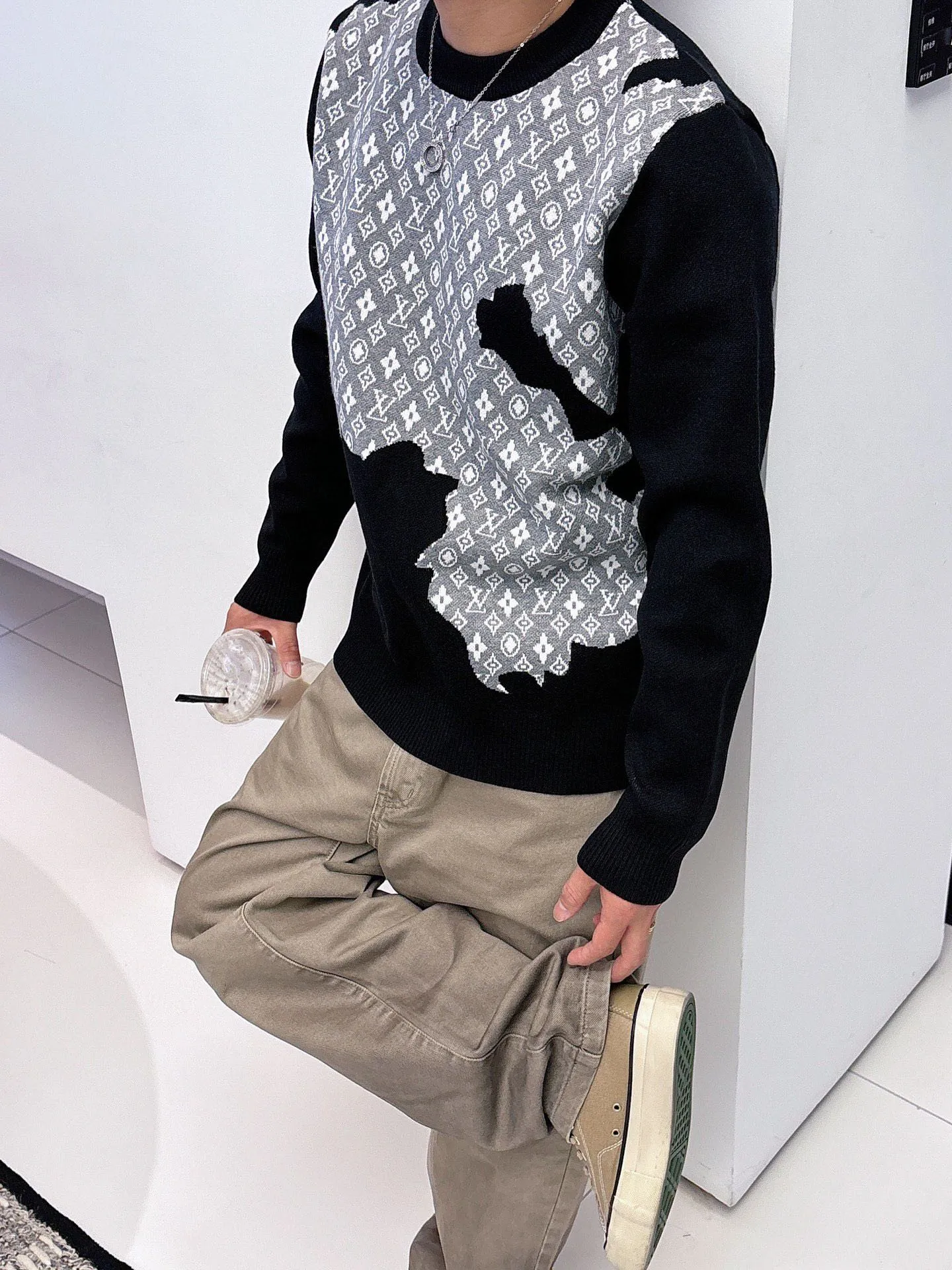 🅿️440 【LV Louis Vuitton】Autumn and winter classic round neck pullover sweater, in full condition! ! ! Wool blended fabric, the latest model in 2025, golden ratio! ! Slim-fitting soft gold, versatile and practical item, the combination and practicality are extremely powerful, simple and elegant, and classy! To create your own style, it is highly recommended to buy it in two colors. The standard slim fit tailoring process is suitable for both young and old men. It is knitted from wool and will not cause any discomfort! While keeping warm, it is stylish, textured and wearable, and the classic logo with contrasting colors on the chest feels in place! ! Recommended for regular customers! ! Size M-3XL (maximum wear: 190 pounds)